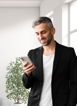 hombre con cel en sala